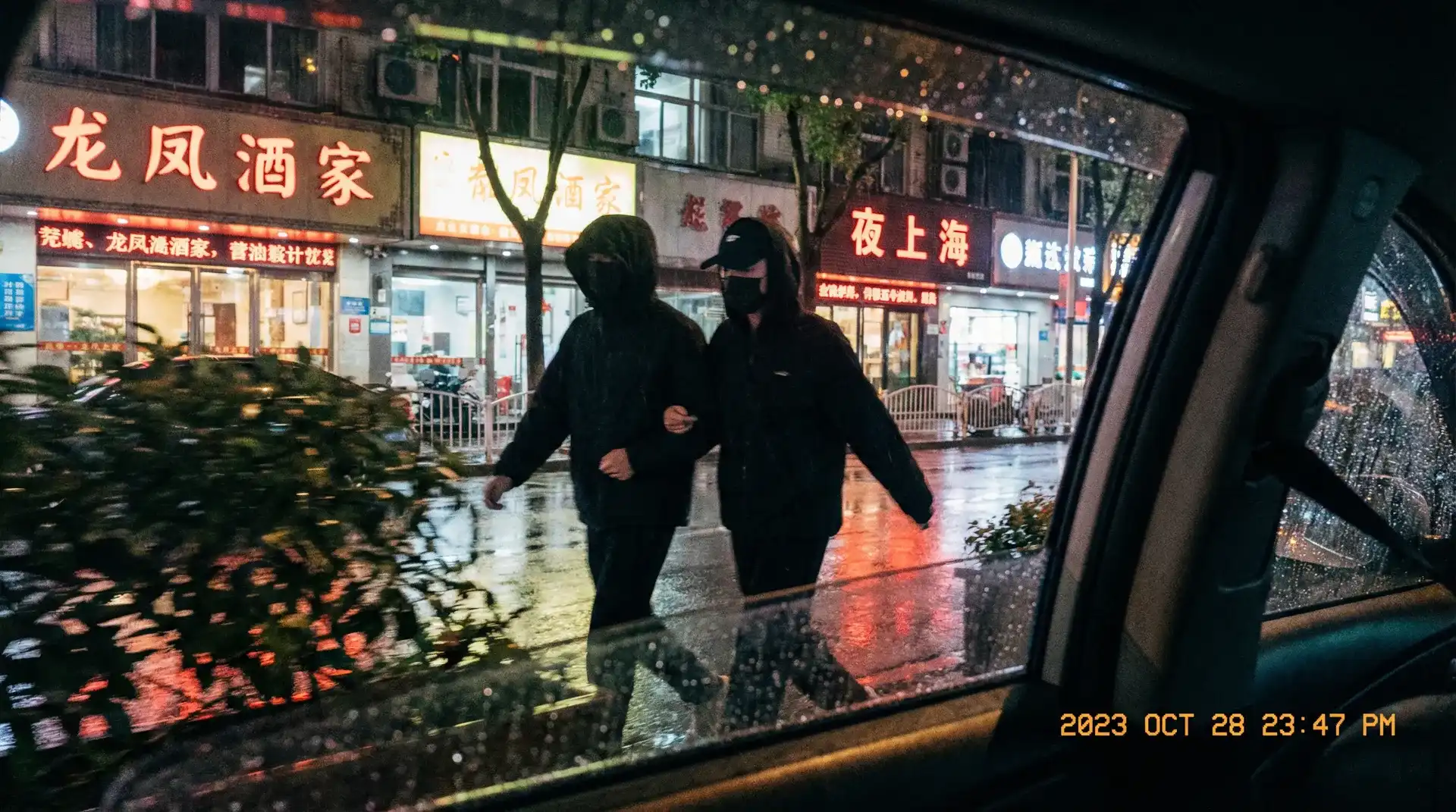 狼群影院资源网 - 顶流明星深夜密会现场抓拍照片